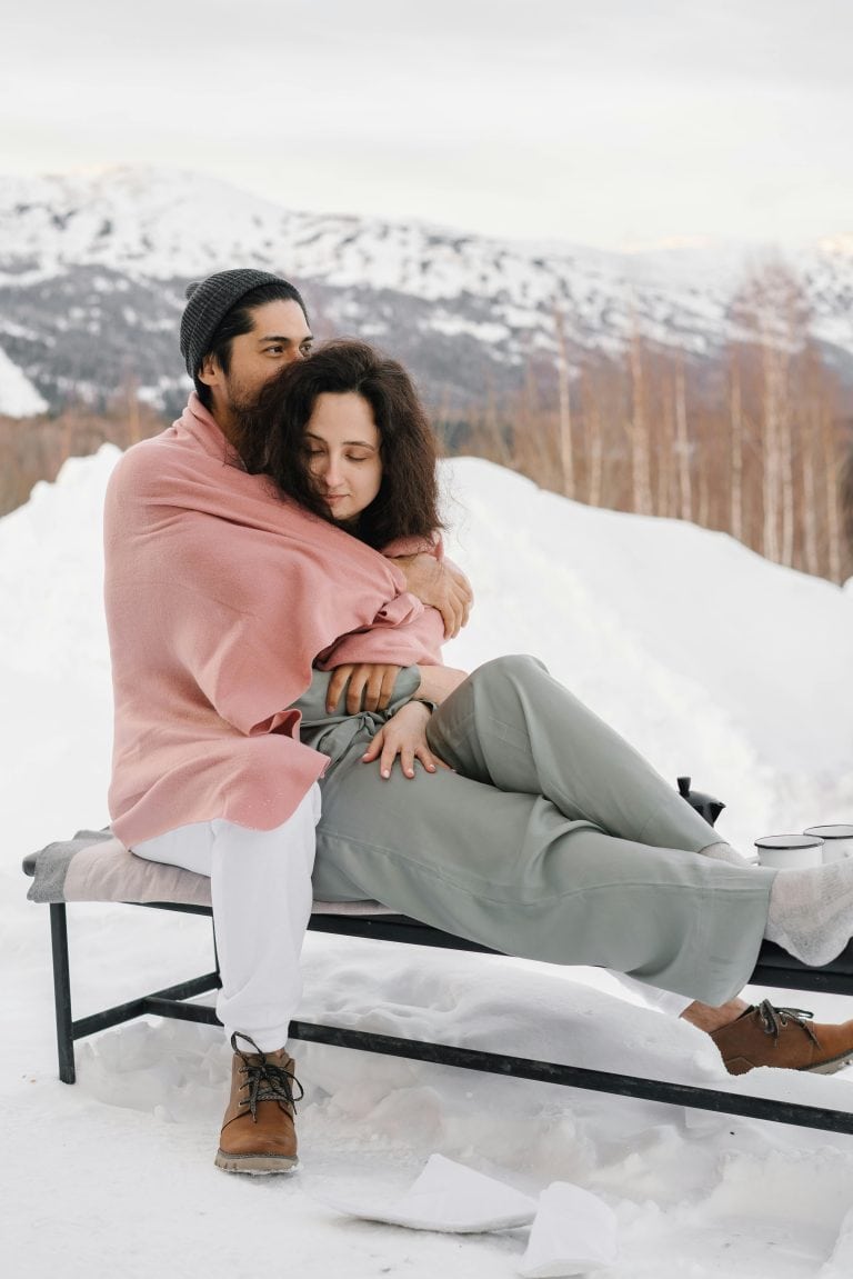 Couple-cuddle-snow